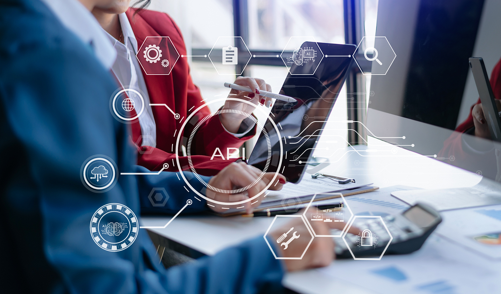 API应用程序编程接口,女性使用笔记本电脑,平板电脑和智能手机与虚拟屏幕API图标软件开发工具,现代技术和网络概念。