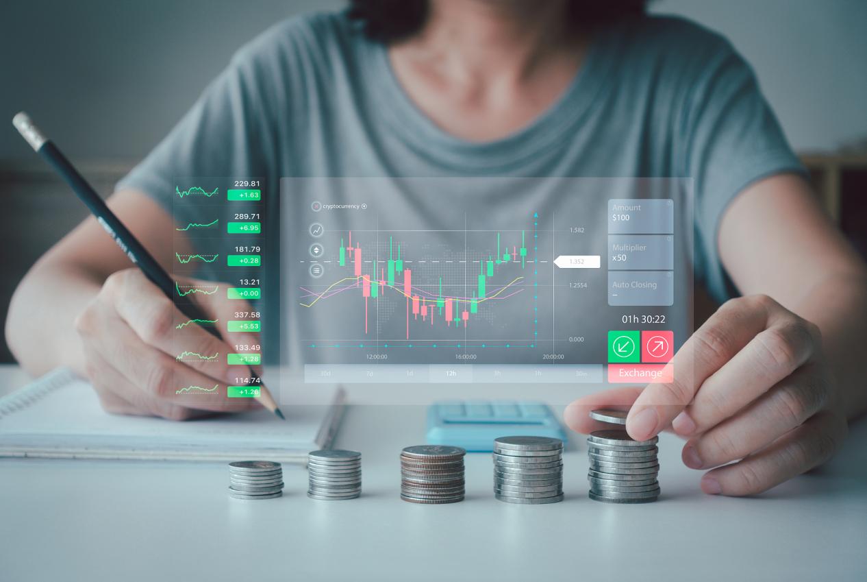 投资者手叠钱硬币。投资管理和投资组合多样化的概念。规划与战略，股票市场，企业财务增长利润，资本，股利，交换。