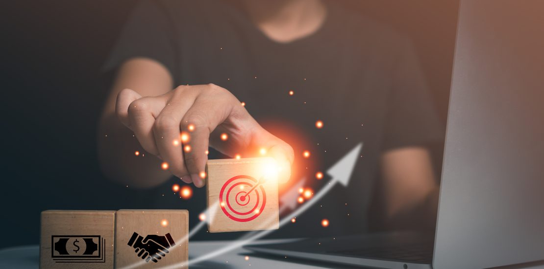 商业战略，计划，目标和实现目标，手拿木块桌上的图标，商业发展理念，资金资金，联系，贸易关系