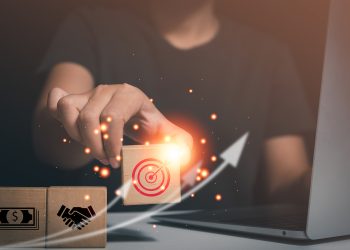 商业战略，计划，目标和实现目标，手拿木块桌上的图标，商业发展理念，资金资金，联系，贸易关系