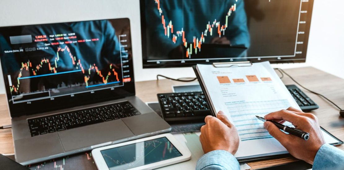 商务会议投资和企业家交易股票市场和交易所讨论和分析图表。