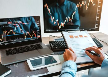 商务会议投资和企业家交易股票市场和交易所讨论和分析图表。