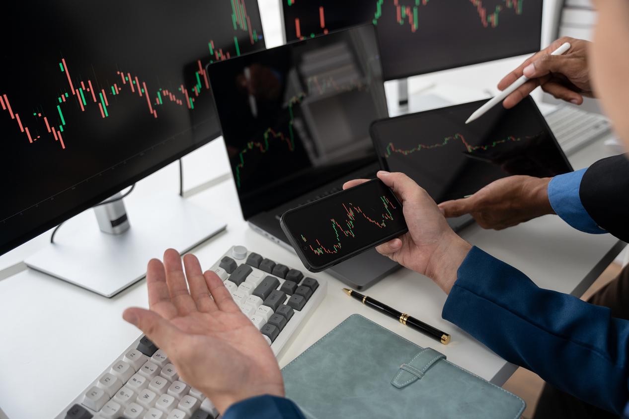 投资股市企业家创业团队讨论和分析图表股市交易，股票图表的概念。