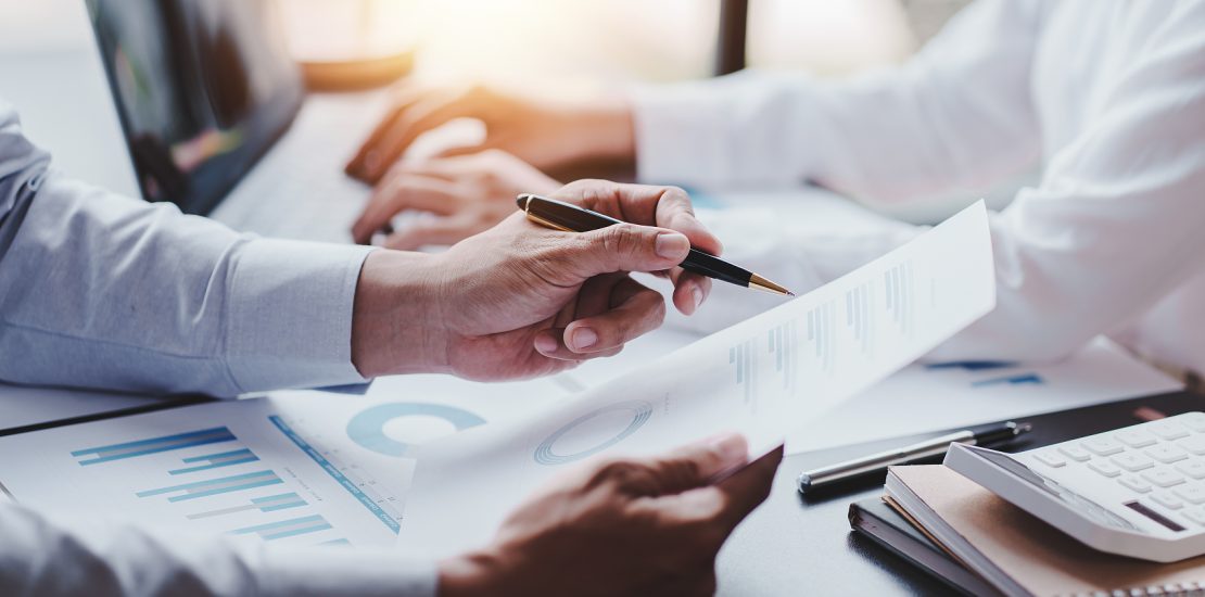 年轻的同事在一个现代化的联合办公办公室里进行精彩的商务对话。团队合作的概念。水平模糊的背景。焰火。