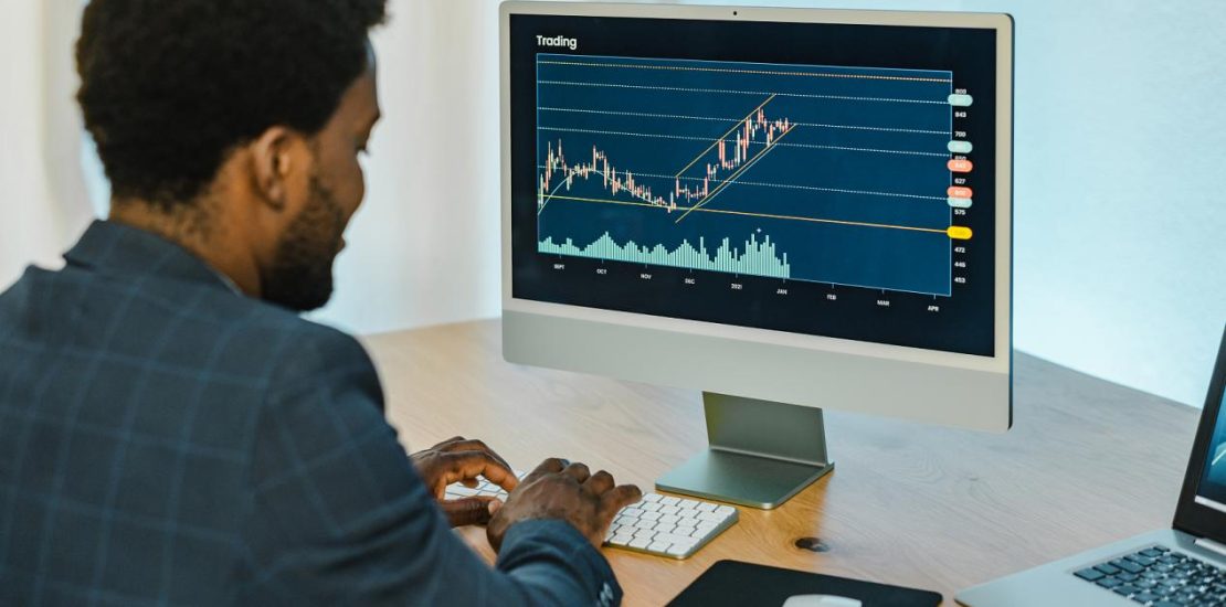 黑人男性交易员在键盘上打字