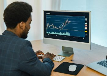 黑人男性交易员在键盘上打字