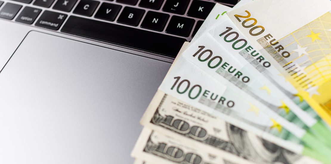 背景美元和欧元。