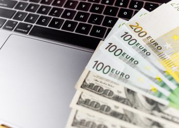 背景美元和欧元。