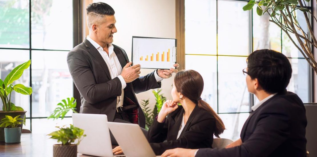 联合办公空间概念：经理向销售团队介绍销售情况，鼓励和感谢同事