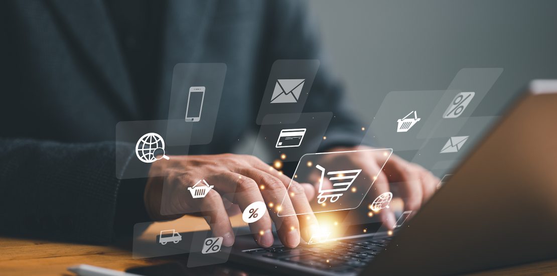 顾客，买方，购物者使用笔记本电脑输入订单与手推车信用卡送货卡车用于网上购物和电子商务的技术概念。