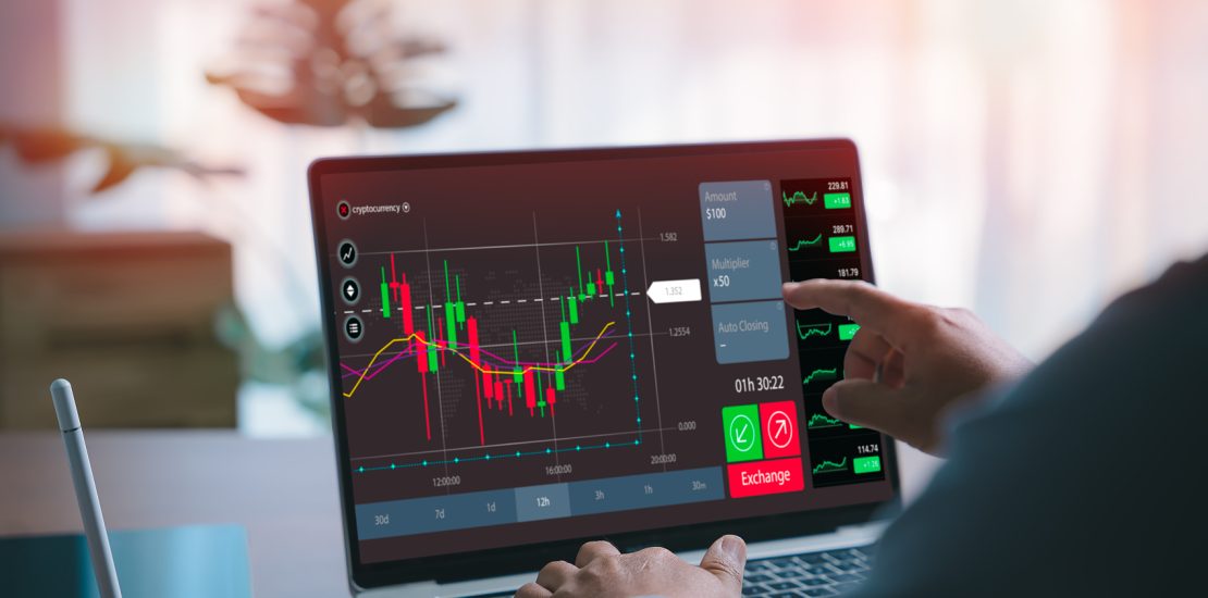 计划和策略，股票市场，交易员或投资者在家工作。技术价格图表和指标，红色和绿色烛台图表和股票交易电脑屏幕背景