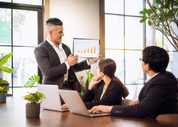 联合办公空间概念：经理向销售团队介绍销售情况，鼓励和感谢同事