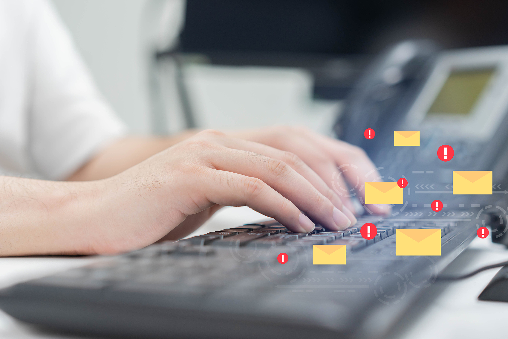 关闭计算机工程在笔记本电脑键盘上的数据库中编写程序代码,保护和阻止来自互联网和黑客的垃圾邮件的智能技术概念