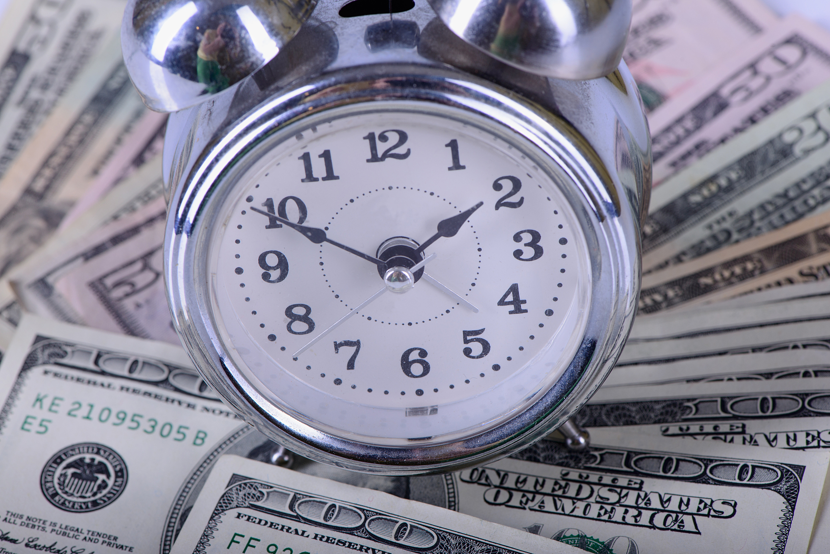 美元钞票和时钟