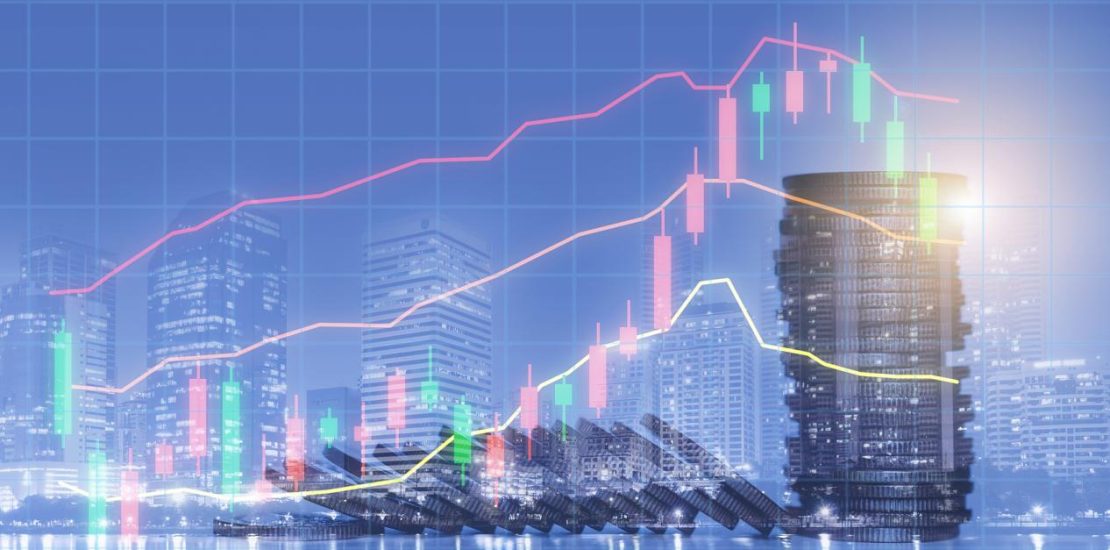 金融投资业务概念与硬币堆叠和股票市场图和外汇交易增长图。