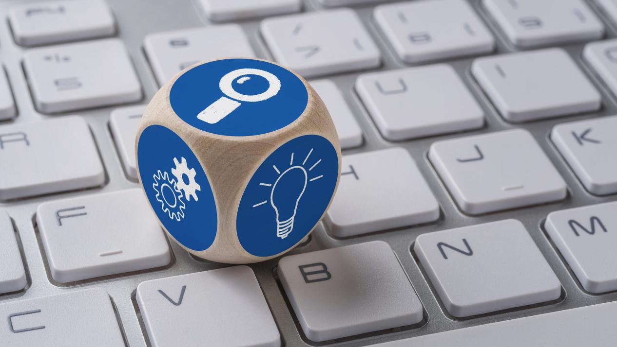 一个骰子与键盘上的图标-搜索