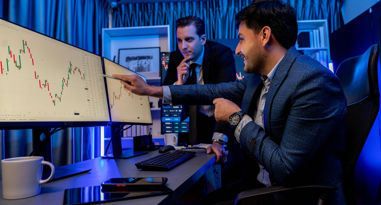 证券交易所的交易者在全景视图中寻找高利润图表。适于销售的。