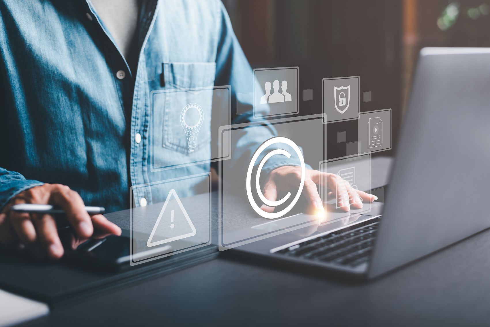 商务人员通过笔记本电脑、版权或知识产权专利的概念、盗版保护、专有代表、合法的创新和发明、专利运动等进行工作。