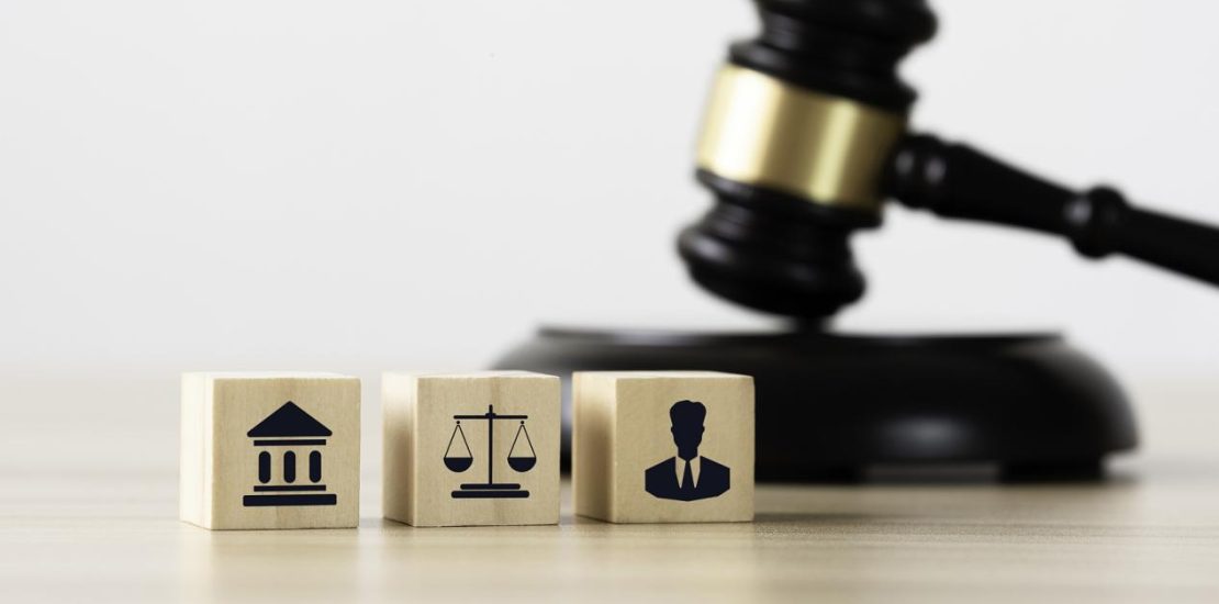 法律律师、法院和法官的图标放在木块上，桌子上的木槌为劳动法的正义和法律概念的公司。