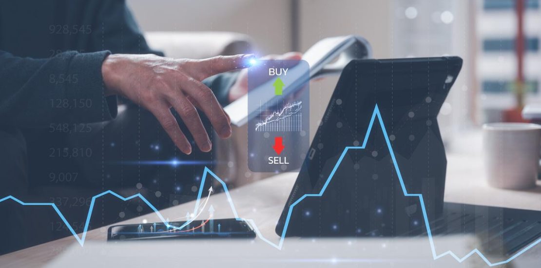 投资股票市场的交易概念，商人分析交易图，买卖价格，投资财务计划和策略