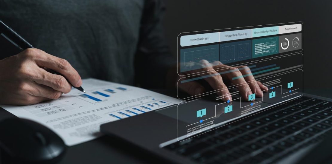 商务人士规划或分析商业战略解决方案或财务投资，或为新业务或项目处理数据和信息。成功的营销和管理理念