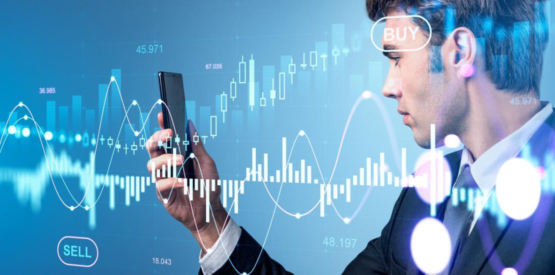 正装商人拿着有数字接口的智能手机