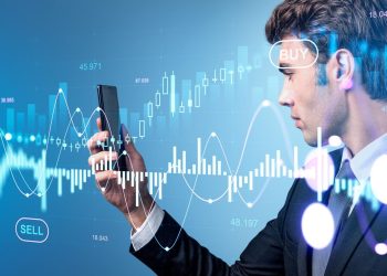 正装商人拿着有数字接口的智能手机