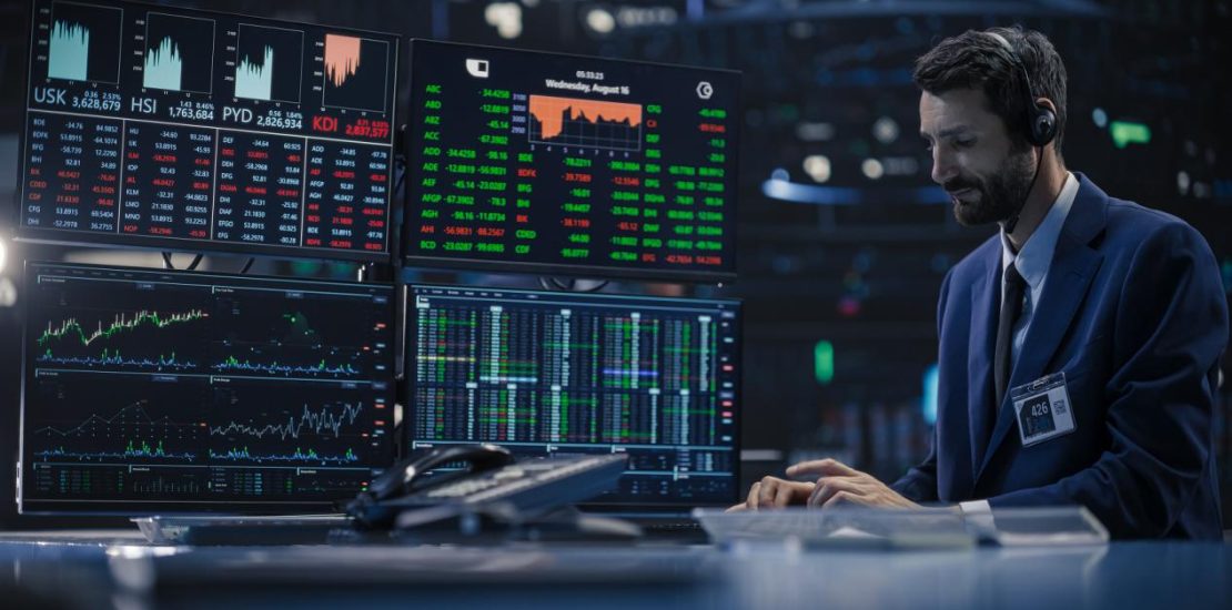 一位在国际证券交易所工作的时尚男士的肖像监测股票和股票市场的专家，与客户沟通，与公司业务合作伙伴合作