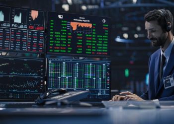 一位在国际证券交易所工作的时尚男士的肖像监测股票和股票市场的专家，与客户沟通，与公司业务合作伙伴合作