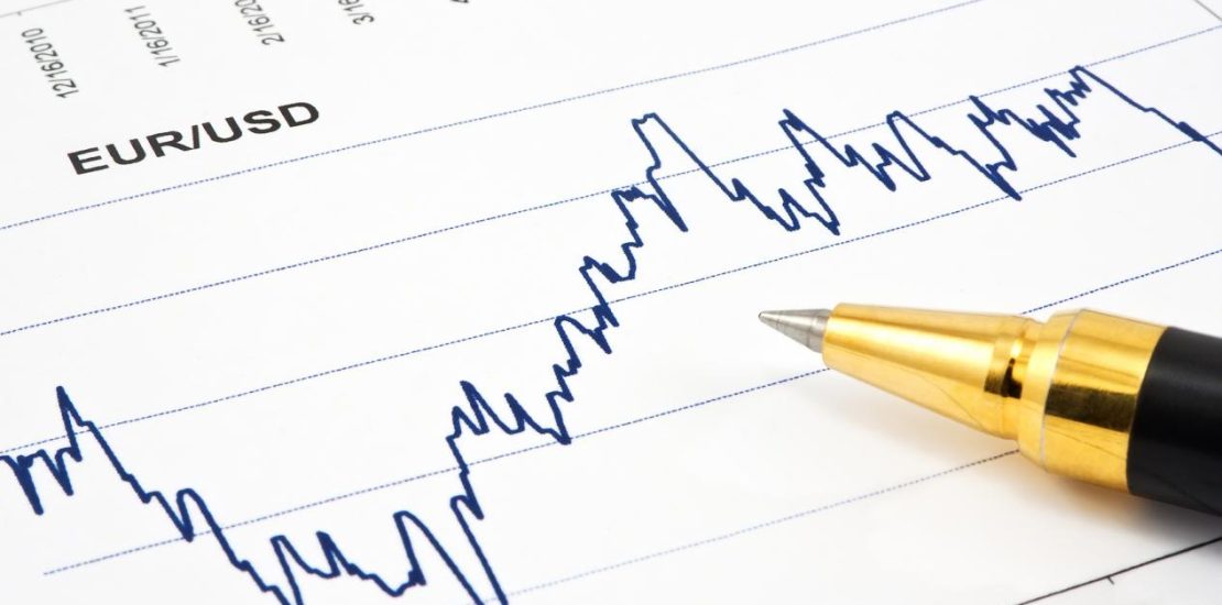 带圆珠笔的财务图表