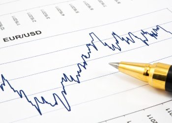 带圆珠笔的财务图表