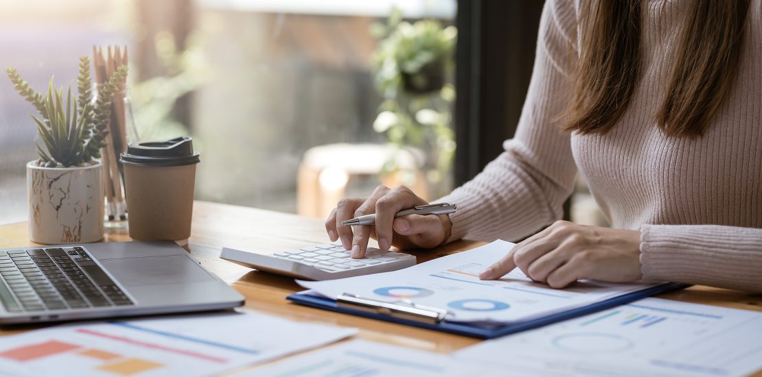商务女性用计算器检查公司财务和预算特写