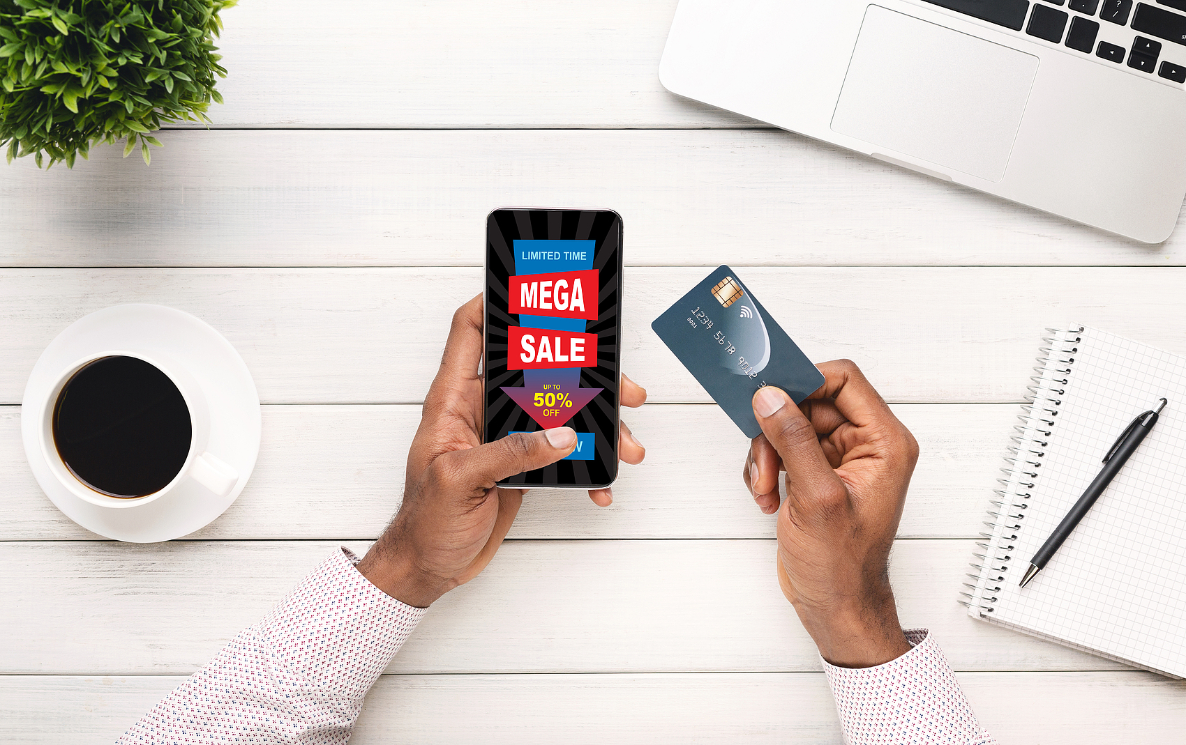 非裔美国商人在办公室用手机购物