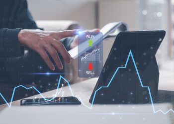 投资股票市场的交易概念，商人分析交易图，买卖价格，投资财务计划和策略