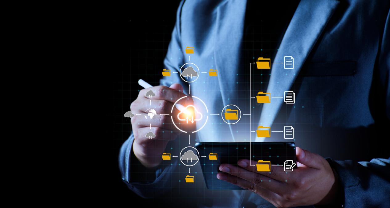 数字化文件管理理念。商人正在访问互联网上的大数据存储,数字存储,网络安全,全球数据链,数字商业,文件数据,物联网。