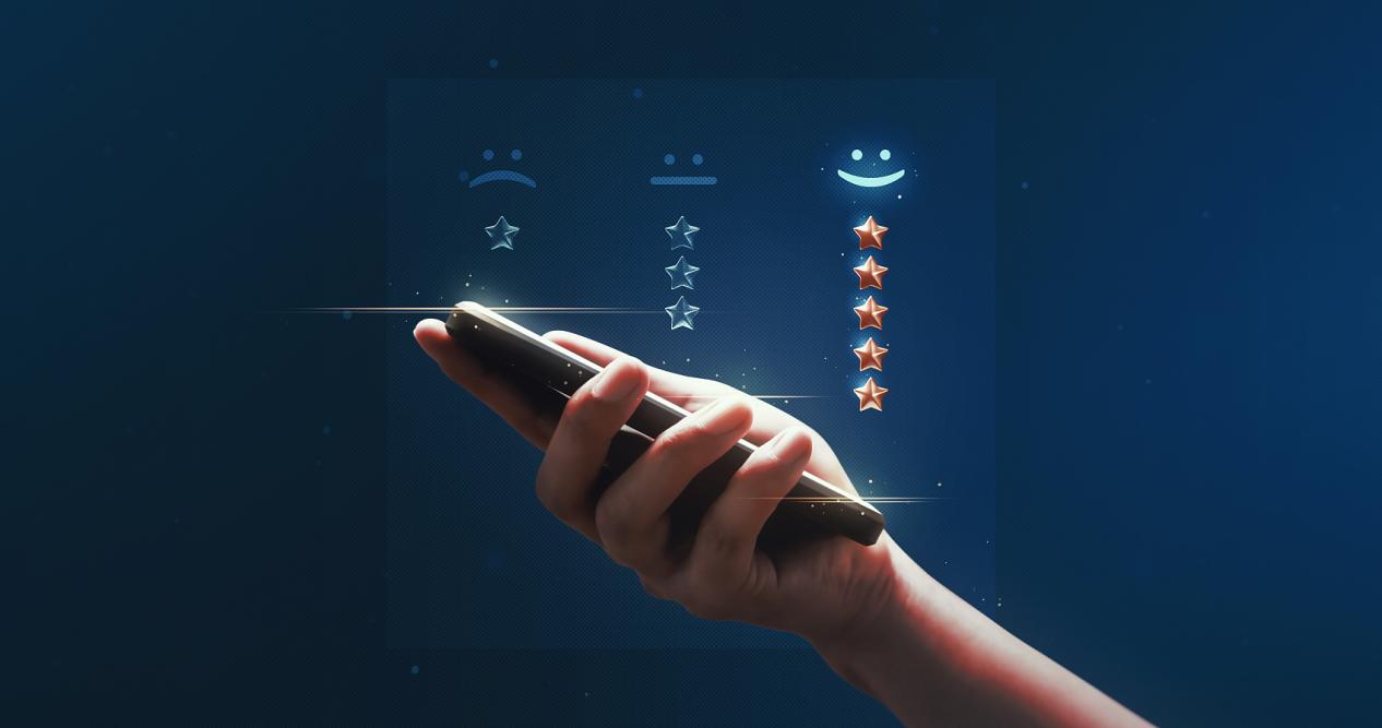 手握评论评级金星标志或最佳优秀满意度五级质量排名成功标志在投票服务排名的背景与喜欢按钮和积极的客户体验。