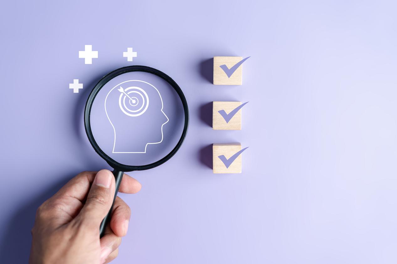 放大镜聚焦到人脑和目标目标图标里面进行规划，思考企业战略发展领导力和客户目标群体的概念。