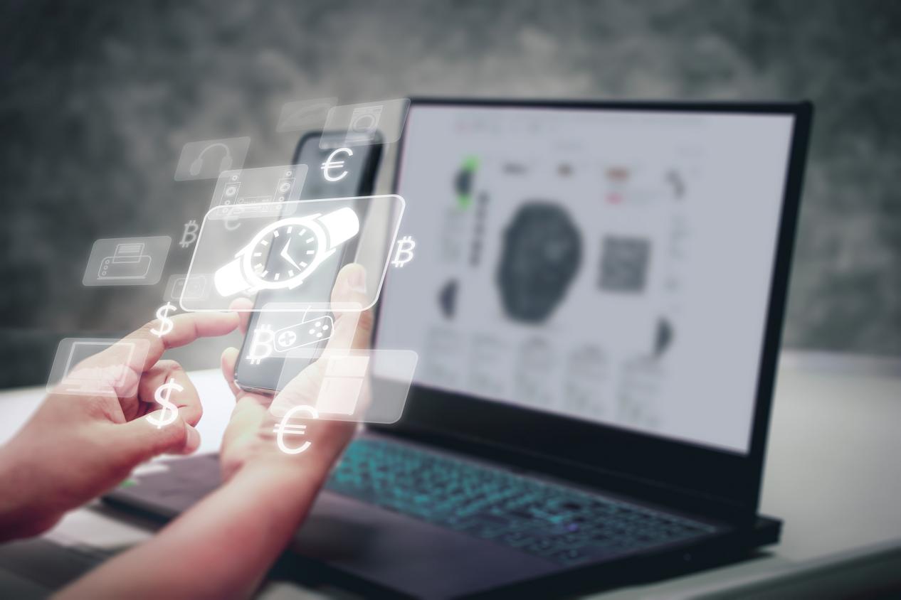 一名男子用手机扫描二维码支付网上购物，银行系统安全金融交易的便利，以及在COVID - 19疫情期间让人们避免出门