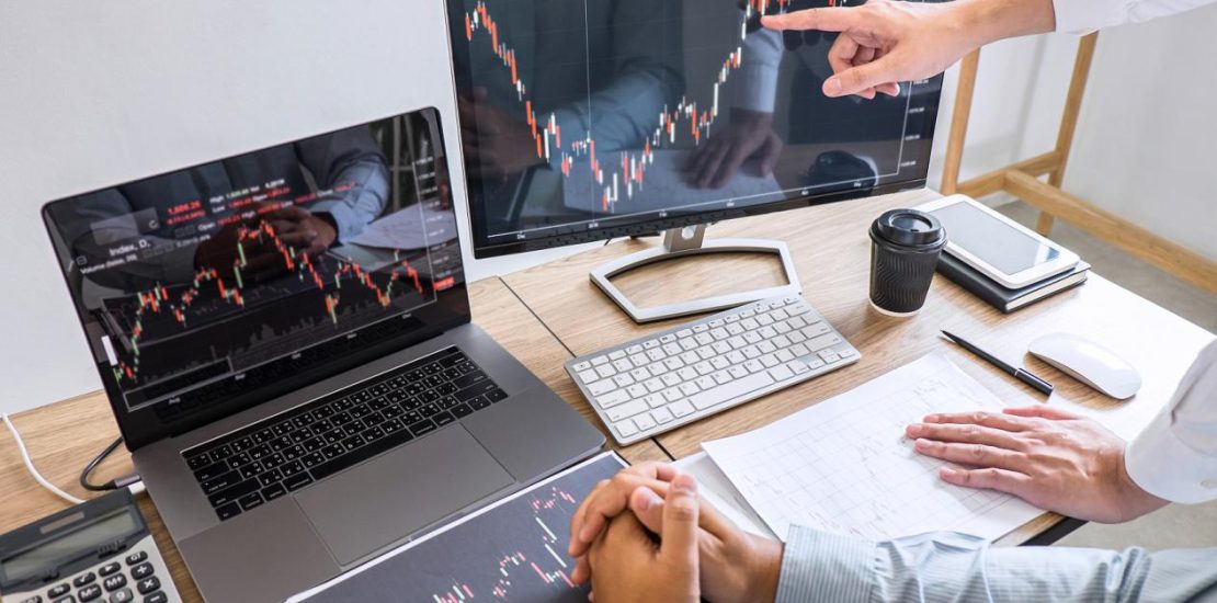 业务团队会议讨论与合作伙伴规划投资交易项目和对投资者进行证券交易的策略，财务会计理念，团队协作