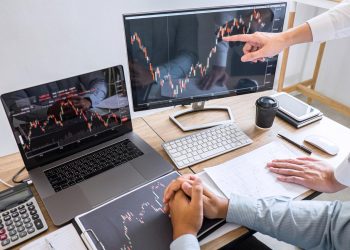 业务团队会议讨论与合作伙伴规划投资交易项目和对投资者进行证券交易的策略，财务会计理念，团队协作