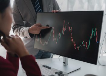 二是投资者看股票洞察分析风险，股票投资商人分析股市涨跌走势图，股市投资者分析获利。投资的概念。