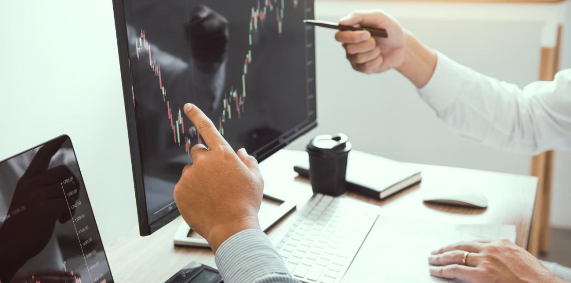 投資者指出，笔记本电脑上有投资信息、股票市场和合作伙伴记笔记、分析业绩数据。