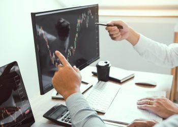 投资者指出，笔记本电脑上有投资信息、股票市场和合作伙伴记笔记、分析业绩数据。