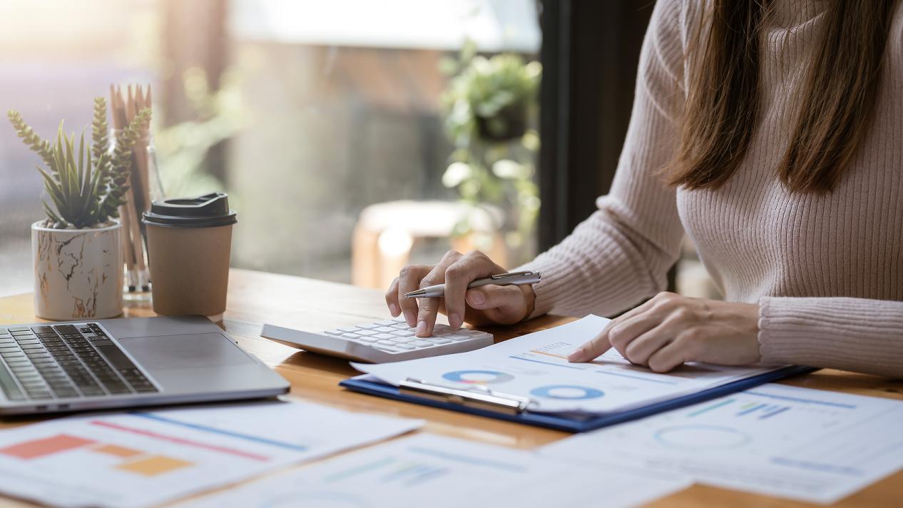 商業女性使用計算機檢查公司財務和預算的特寫