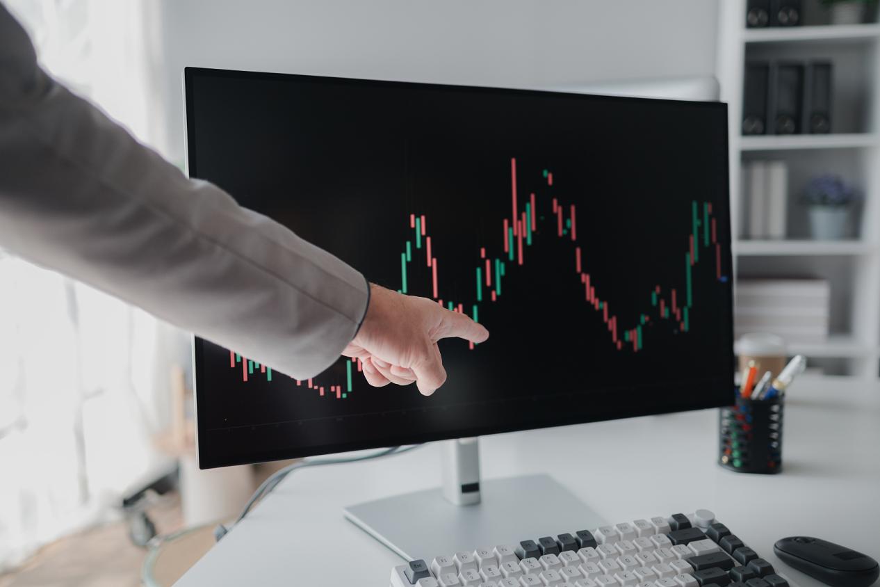 二是投资者看股票洞察分析风险,股票投资商人分析股市涨跌走势图,股市投资者分析获利。投资的概念。