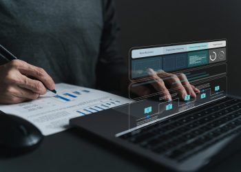 商务人士规划或分析商业战略解决方案或财务投资，或为新业务或项目处理数据和信息。成功的营销和管理理念