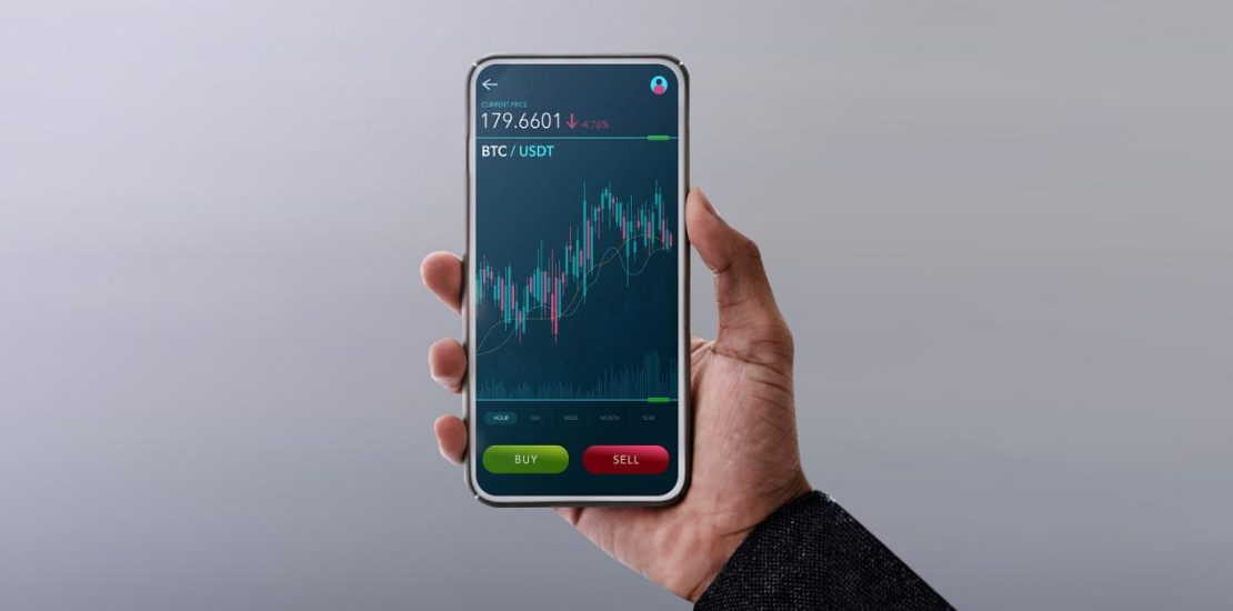 加密貨幣投資概念。使用手機透過網路交易平台買賣比特幣的人。區塊鏈，金融科技技術。