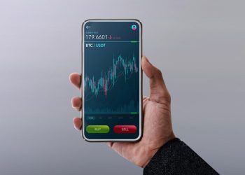 Cryptocurrency投资概念。使用手机通过网上交易平台买卖比特币的人。区块链,Fintech技术。