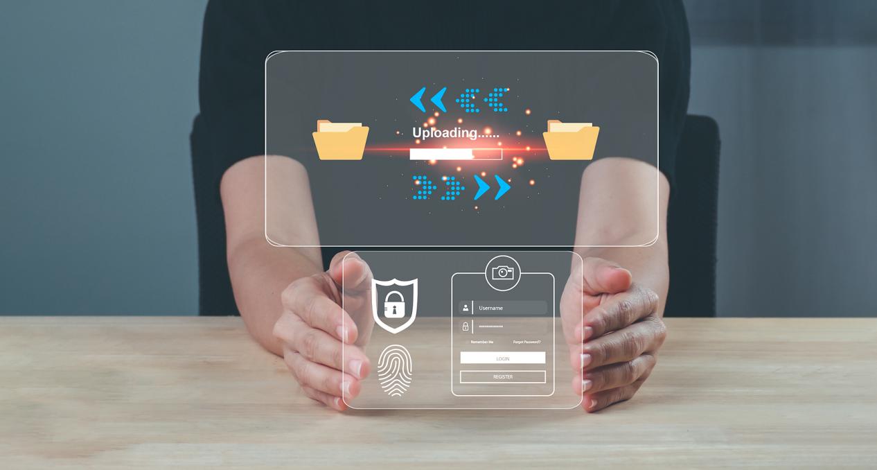 商务女性从电脑上传文件到在线云备份，从云网络下载文件数据副本，以便은 办公室或에서 网络security 概念全球网络안전합니다.