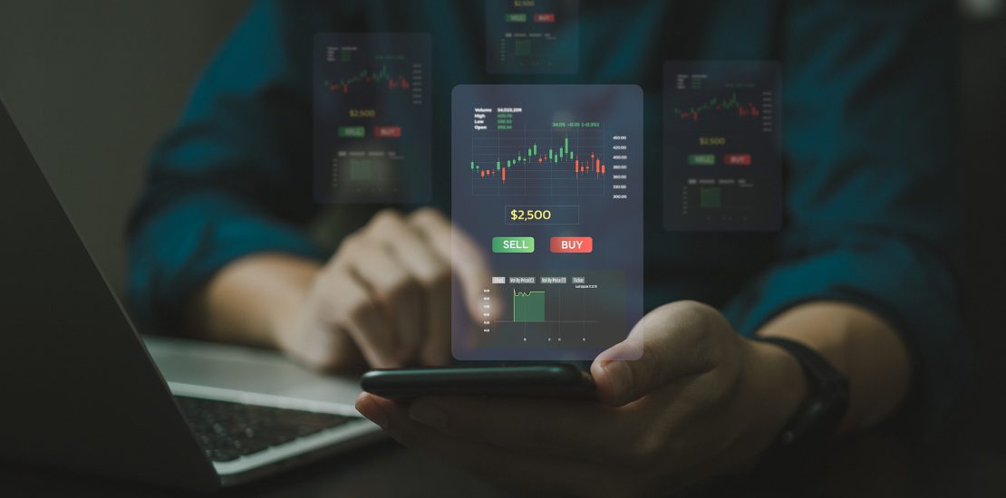 手用手机理财和商业投资理念。股票和加密投资基金。商人分析或交易外汇图表的金融数据烛台图。